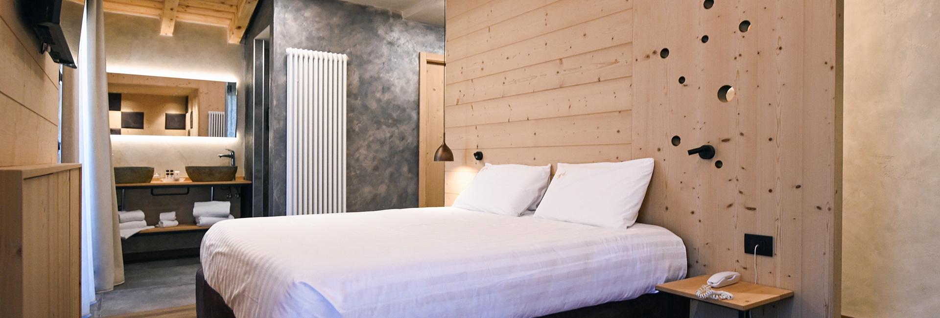 Modernes Zimmer mit hellem Holz und elegantem offenen Bad.