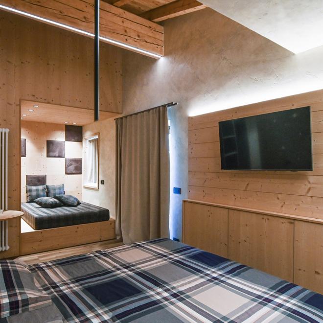 Modernes Zimmer mit Frau im Bademantel, Spiegel und Waschbecken.